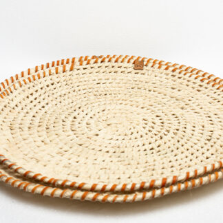 Set de platos con contorno naranja