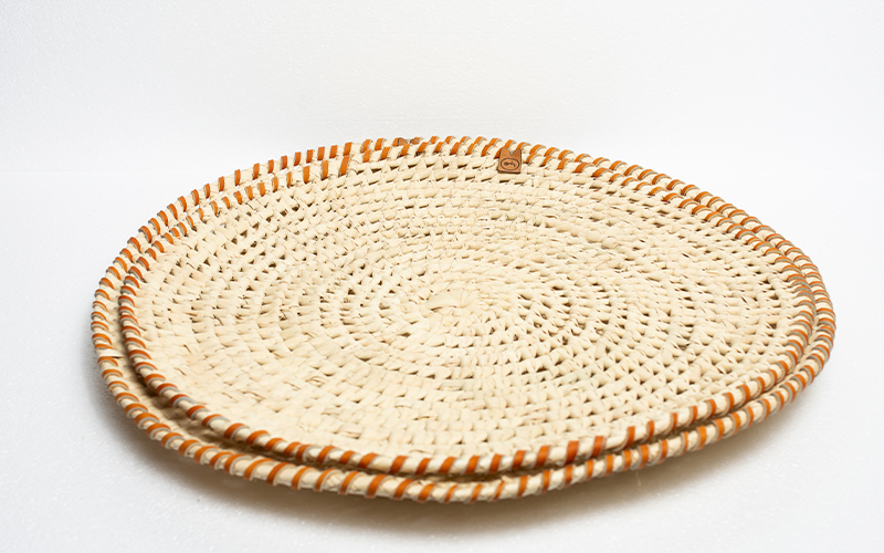 Set de platos con contorno naranja