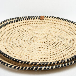 Set de platos con contorno negro