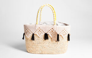 CESTA DE MANO CON BOLSO POMPON