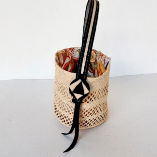 Bolso con cuero negro geometrico