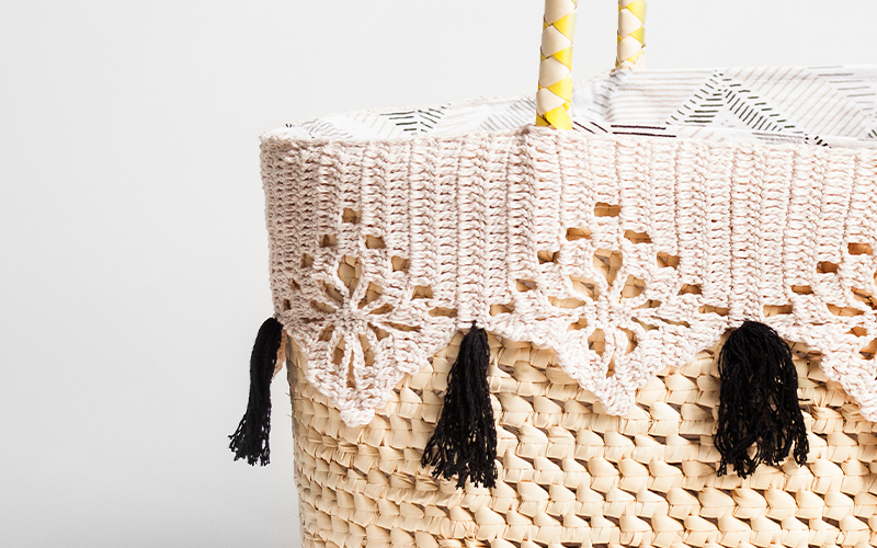 Cesta de mano con bolso pompon 2