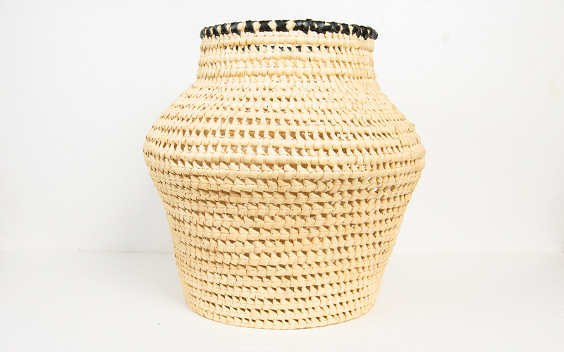 Cesta redondeada con contorno negro